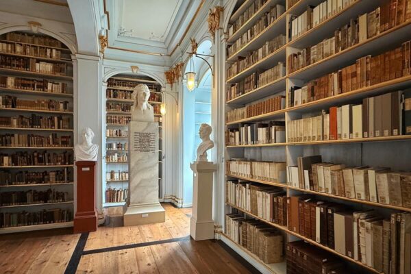 Schon seit dem 19. Jahrhundert kann die Herzogin Anna Amalia Bibliothek als kulturelles Denkmal von der Öffentlichkeit besucht werden.