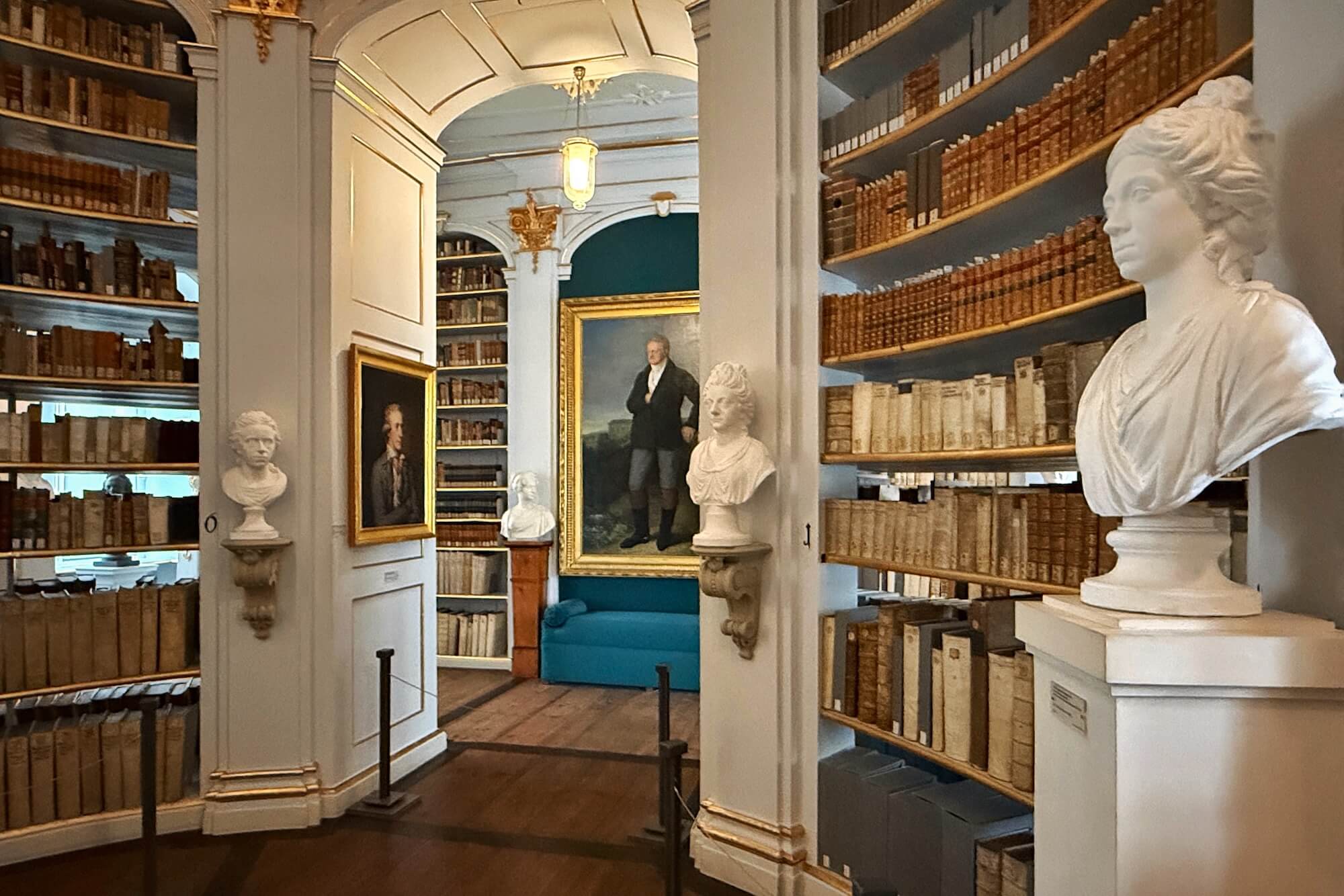 Die Herzogin Anna Amalia Bibliothek in Weimar zählt wohl mit zu den schönsten historischen Bibliotheken Deutschlands.