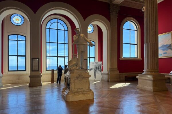 Im Erdgeschoss des Museums steht eine Statue des Museumsgründers, Fürst Albert I. von Monaco, gestaltet vom Bildhauer Denys Puech.