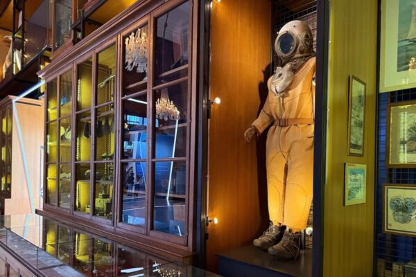 Die von Künstler Mark Dion gestaltete Wunderkammer zeigt u.a. einen Tauchanzug, der 1797 von Karl Heinrich Klingert erfunden wurde.