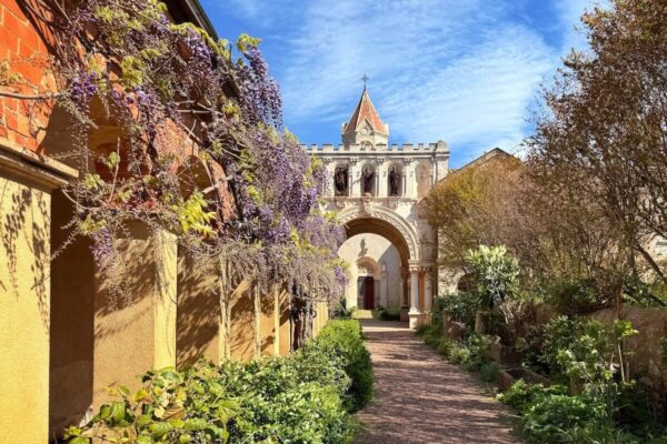 Der heutige Abteibau entstand im 19. Jahrhundert. Hier leben heute rund 20 Mönche.