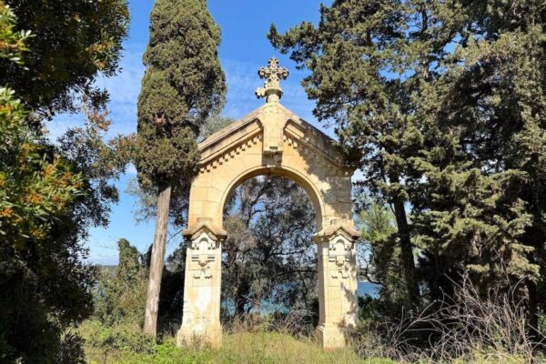 Mit dem Triumphbogen aus dem 19. Jahrhundert wird der Heilige Honoratus geehrt. Er befindet sich in der Nähe des Hafens der Insel.
