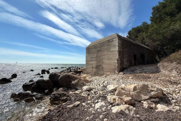 Der Bunker auf Saint-Honorat aus dem Jahr 1943 gehört zu den wenigen noch erhaltenen Zeugnissen der NS-Besatzung im Südosten Frankreichs.