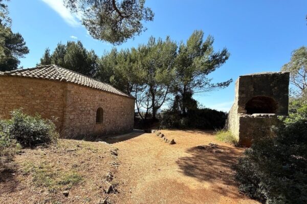 Neben der Chapelle Saint-Caprais befindet sich ein Kugelofen aus der napoleonischen Zeit.