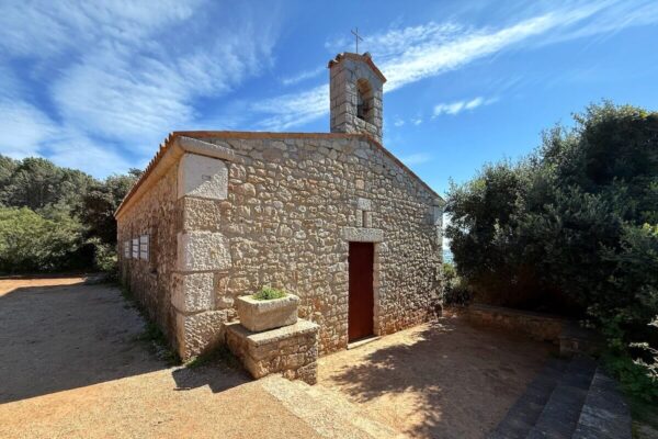 Die Chapelle Saint-Pierre wurde nach ihrer Zerstörung im 20. Jahrhundert wieder neu aufgebaut.