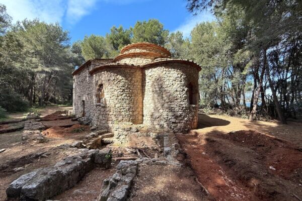 An der Chapelle de la Trinité finden bis heute archäologische Ausgrabungen statt, da noch immer zu ihrer Entstehungszeit geforscht wird.