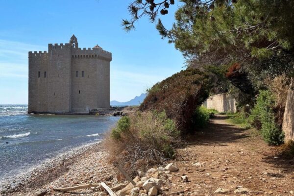 Der Tour-Monastère wurde im 11. Jahrhunderts zunächst als Zufluchts-Turm vor Angreifern errichtet.