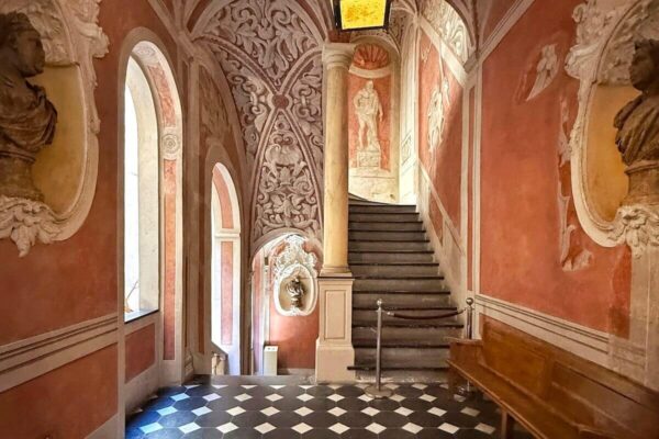 Das Treppenhaus des Palais Lascaris ist mit Fresken und Statuen ausgestattet.
