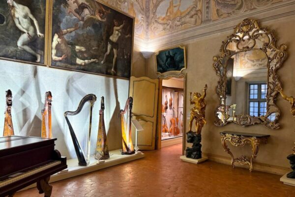 Das Musée du Palais Lascaris verfügt über eine umfangreiche Sammlung historischer Musikinstrumente.