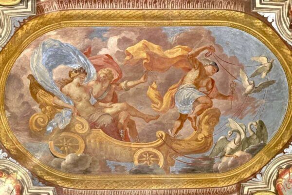Das Deckenfresko im Salon "Venus und Adonis" zeigt den Einfluss der Genueser Barockkunst des 17. Jahrhunderts in Nizza.