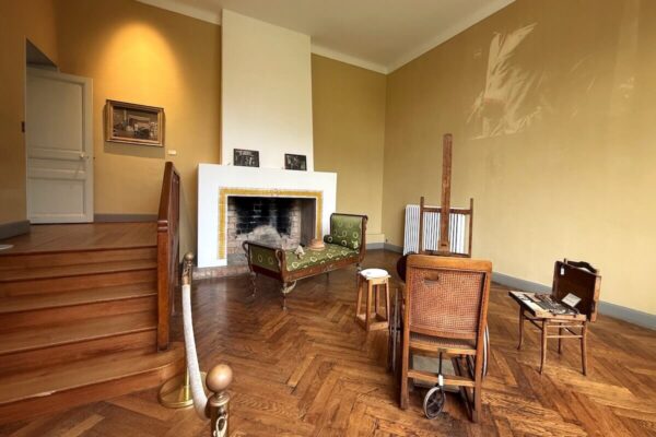 Die letzten Lebensjahre von Renoir waren von seiner Krankheit gezeichnet. Das Atelier im Erdgeschoss des Museums zeigt den Rollstuhl des Malers vor seiner Staffelei.
