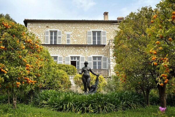 Im Garten vor dem Haus, zwischen Orangenbäumen, befindet sich die Bronzeskulptur "Vénus Victrix" (1916), die Renoir zusammen mit Richard Guino schuf.