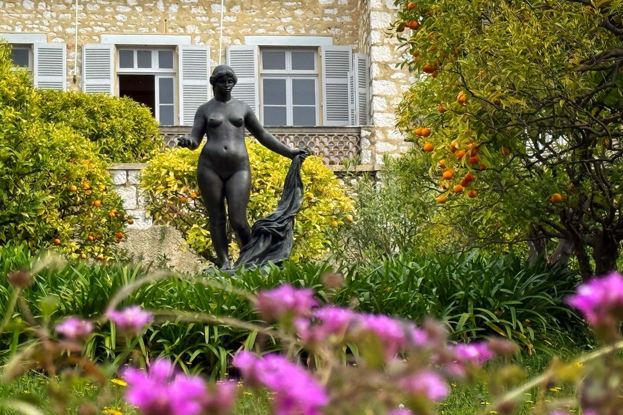 Seine späten Werke schuf Pierre-Auguste Renoir an der Côte d’Azur. Das Renoir Museum bietet einen Einblick in seine letzten Schaffensjahre.