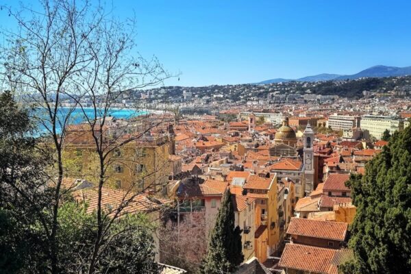 Die Lage des Friedhofs auf dem Schlossberg ermöglicht einen weiten Panoramablick über Nizza, die umliegenden Hügel und das Mittelmeer. 