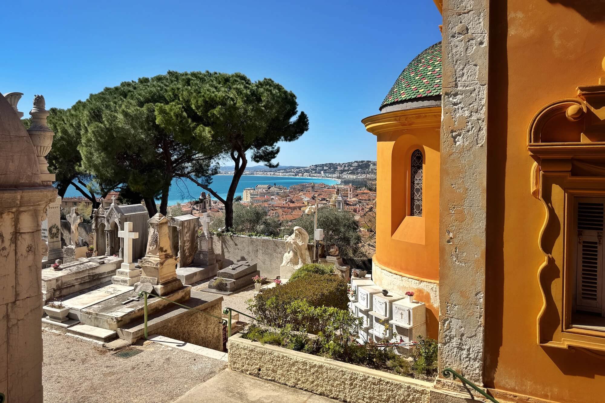 Vom Cimetière du Château de Nice hat man den besten Blick über die Côte d’Azur. Daneben befindet sich der Jüdische Friedhof in Nizza.
