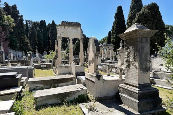 Der Jüdische Friedhof ist die letzte Ruhestätte des Comic-Autors René Goscinny, dem "Asterix und Obelix" Mit-Erfinders.