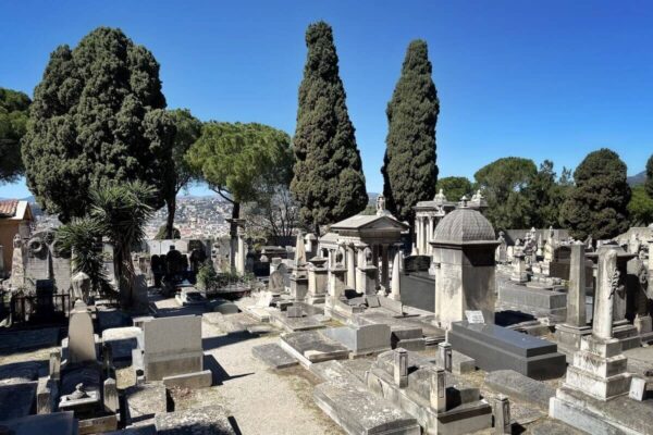 Im südlichen Bereich des christlichen Friedhofs, dem Cimetière du Château, entstand der Cimetière Israélite, der Jüdischer Friedhof in Nizza.