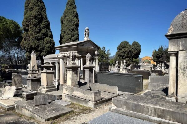 Der Jüdische Friedhof in Nizza zeichnet sich durch schlichte Grabstätten aus. Im hinteren Teil befinden sich moderne Gräber.