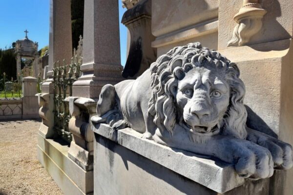 Ein Highlight sind die acht Skulpturen auf Grabmälern, die von Künstlern stammen, die mit dem Prix de Rome ausgezeichnet wurden.