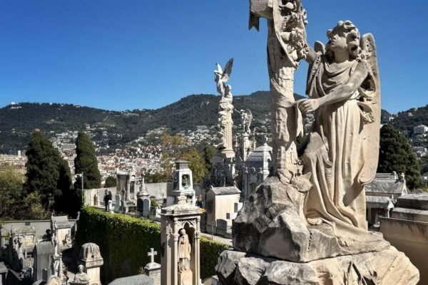 Der Schlossfriedhof zählt mit seiner Fläche von rund 14.000 Quadratmetern zu den größten Friedhöfen von Nizza. 