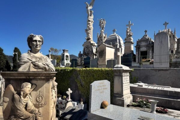 Die Grabstätten auf dem Cimetière du Château stammen von Adligen oder berühmten Persönlichkeiten, aber auch von einfachen Bürgern.