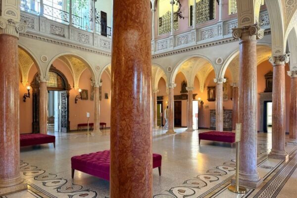 Die Architektur des Patio im Zentrum der Villa ist von der Italienischen Renaissance beeinflusst. Die meisten der Säulen sind aus rosa Marmor, der aus Verona stammt.
