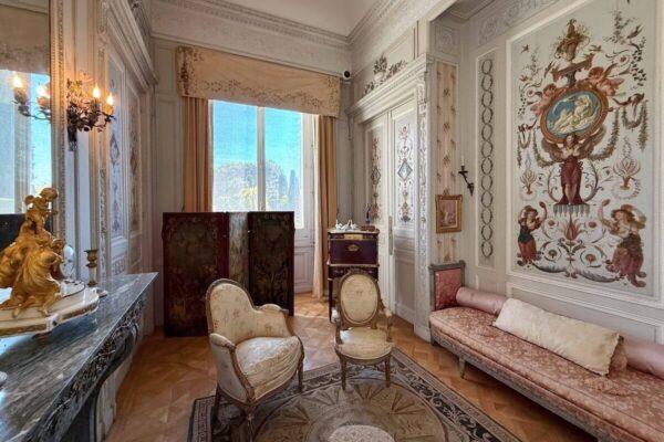 Im Boudoir der Villa empfing Baronin Béatrice de Rothschild enge Freunde oder verfasste Briefe an ihrem Schreibtisch, der vermutlich einst Marie-Antoinette gehörte.
