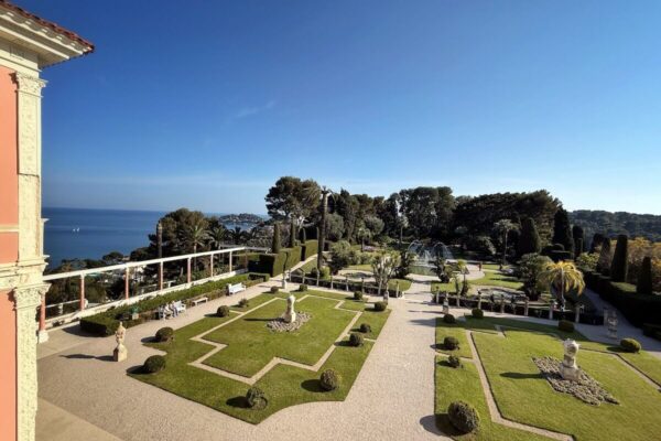 Direkt vor der Villa befindet sich der Französische Garten, der nachts auch angeleuchtet wird. Vom Balkon der Villa aus kann man rechts und links neben dem Garten das Meer sehen, wie von der Brücke eines Ozeandampfers aus.