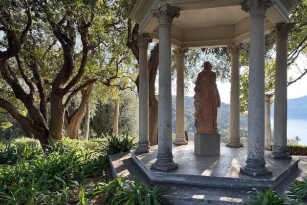 Die Villa ist umgeben von insgesamt neun verschieden gestalteten Gärten. Am höchsten Punkt des Geländes befindet sich der Rosengarten mit einem kleinen Tempel.