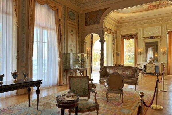 Der Große Salon im Erdgeschoss wurde mit Wandpaneelen aus dem Hôtel de Crillon in Paris gestaltet. Béatrice kaufte sie 1907 für ihre Villa, als das Pariser Anwesen umgebaut wurde.