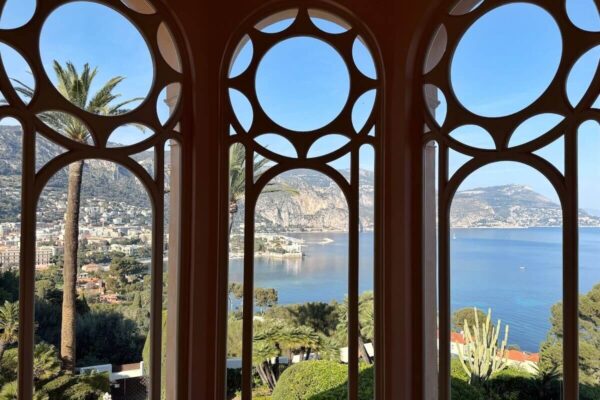 Da die Villa auf einem erhöhten Gelände der Halbinsel liegt, kann man von vielen Zimmern aus auf das Mittelmeer schauen.