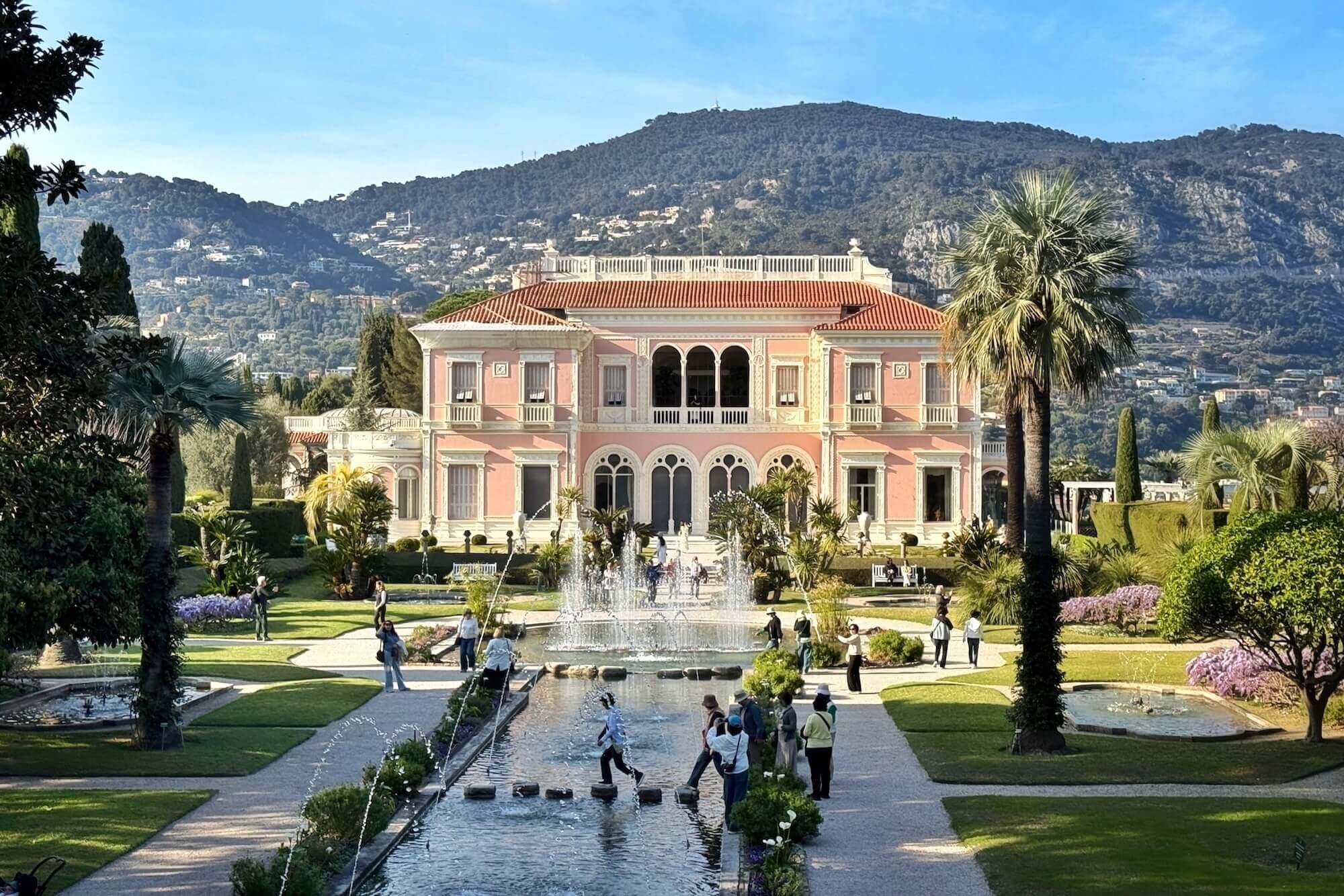Perfekt für einen Tagesausflug an der Côte d’Azur ist ein Besuch der Villa Ephrussi de Rothschild mit ihren Gärten in Saint-Jean-Cap-Ferrat.