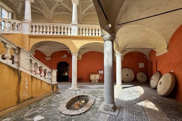 Das Château Grimaldi wurde um 1300 im Auftrag von Rainier Grimaldi als strategisch platzierte Festung auf dem Hügel in Cagnes errichtet.