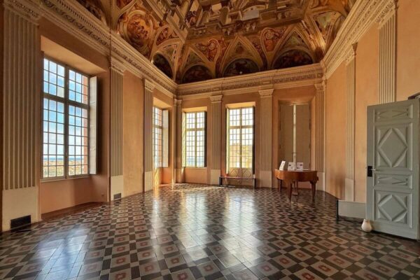 In den Prunkräumen des Château-Musée Grimaldi finden heute regelmäßig kulturelle Veranstaltungen und Konzerte statt. Die meisten Räume werden aber als Ausstellungsräume genutzt.