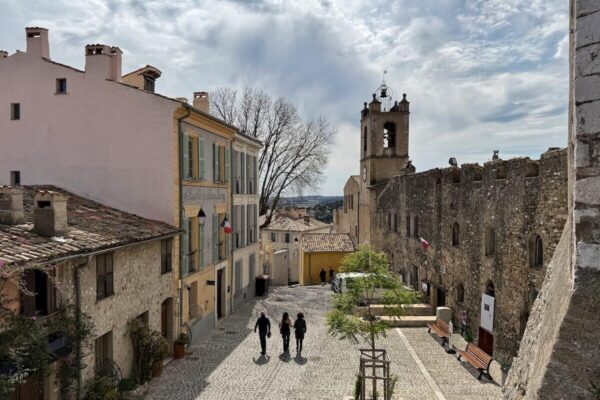 Die Eglise Saint-Pierre du Haut-de-Cagnes befindet sich direkt neben dem Château Grimaldi. Über den Place De Gaulle gelangt man in die Kirche.