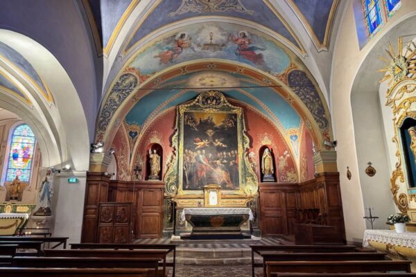 Die Geschichte der Kirche Saint-Pierre reicht bis ins 13. Jahrhundert zurück. Aus dieser Zeit ist noch das nördliche Kirchenschiff erhalten.