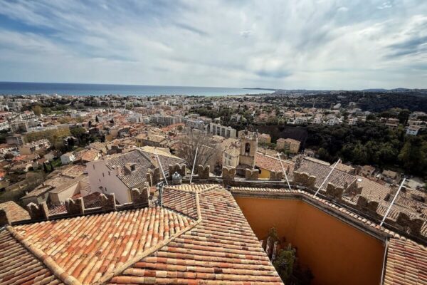 Der Blick vom Hügel auf dem sich das mittelalterliche Haut-de-Cagnes befindet, reich im Osten bis nach Nizza und im Westen bis nach Antibes.