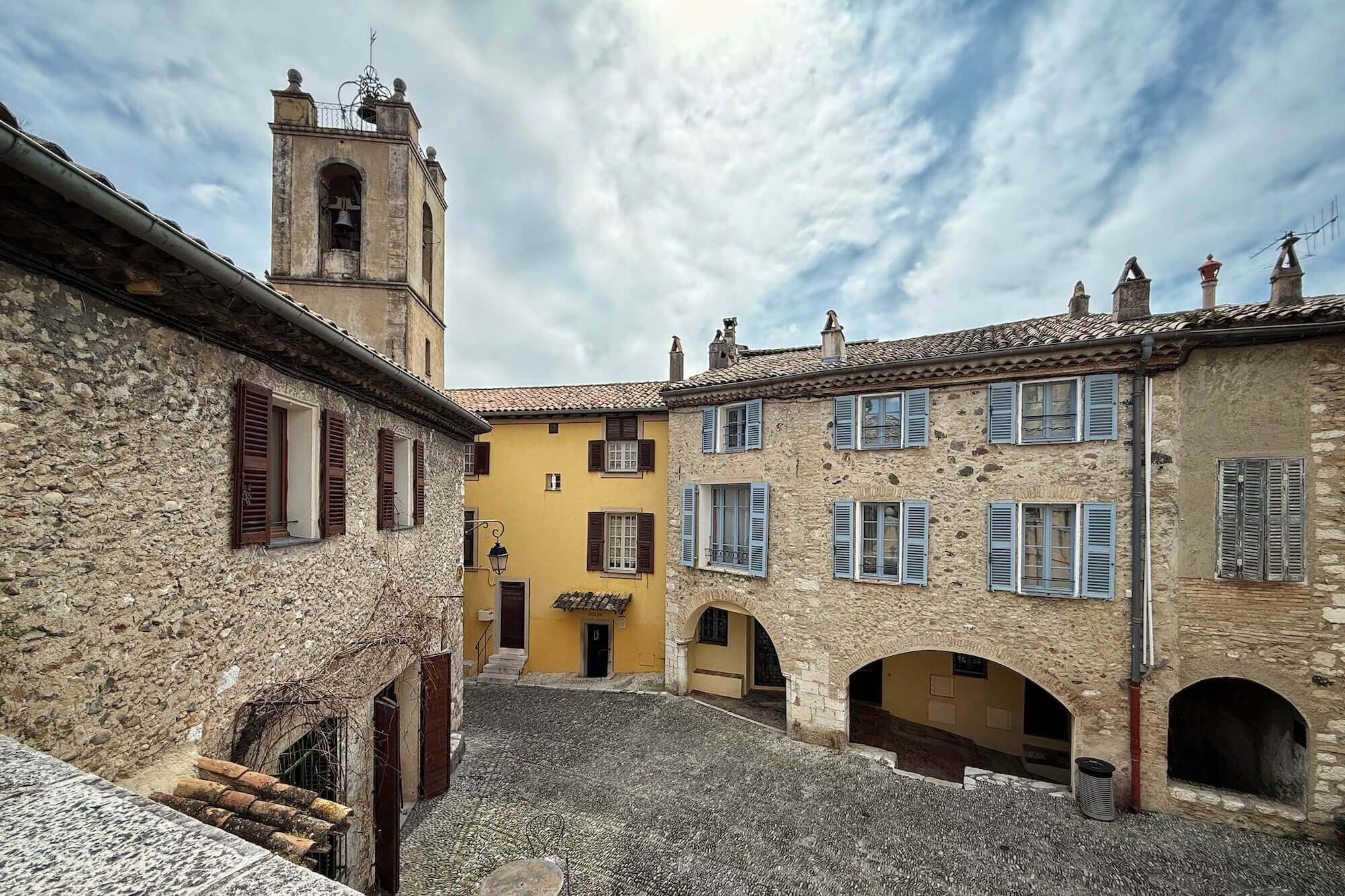 Die mittelalterliche Altstadt von Cagnes-sur-Mer ist einen Besuch wert, ebenso wie das Château Grimaldi im Zentrum von Haut-de-Cagnes.