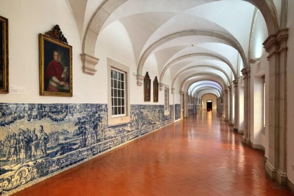 Die Wände der beiden Kreuzgänge südlich der Kirche sind vollständig mit barocken Fliesenbildern dekoriert. Insgesamt befinden sich im Kloster rund 100.000 historische Azulejos.