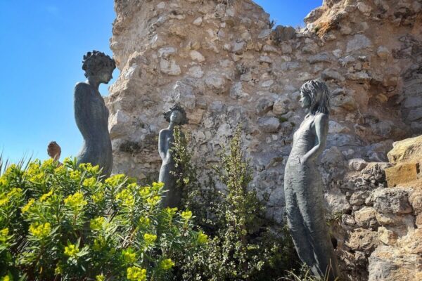 Im Jardin Exotique d’Eze sind vierzehn Skulpturen des Bildhauers Jean-Philippe Richard platziert. Jede der Figuren trägt einen Frauennamen.
