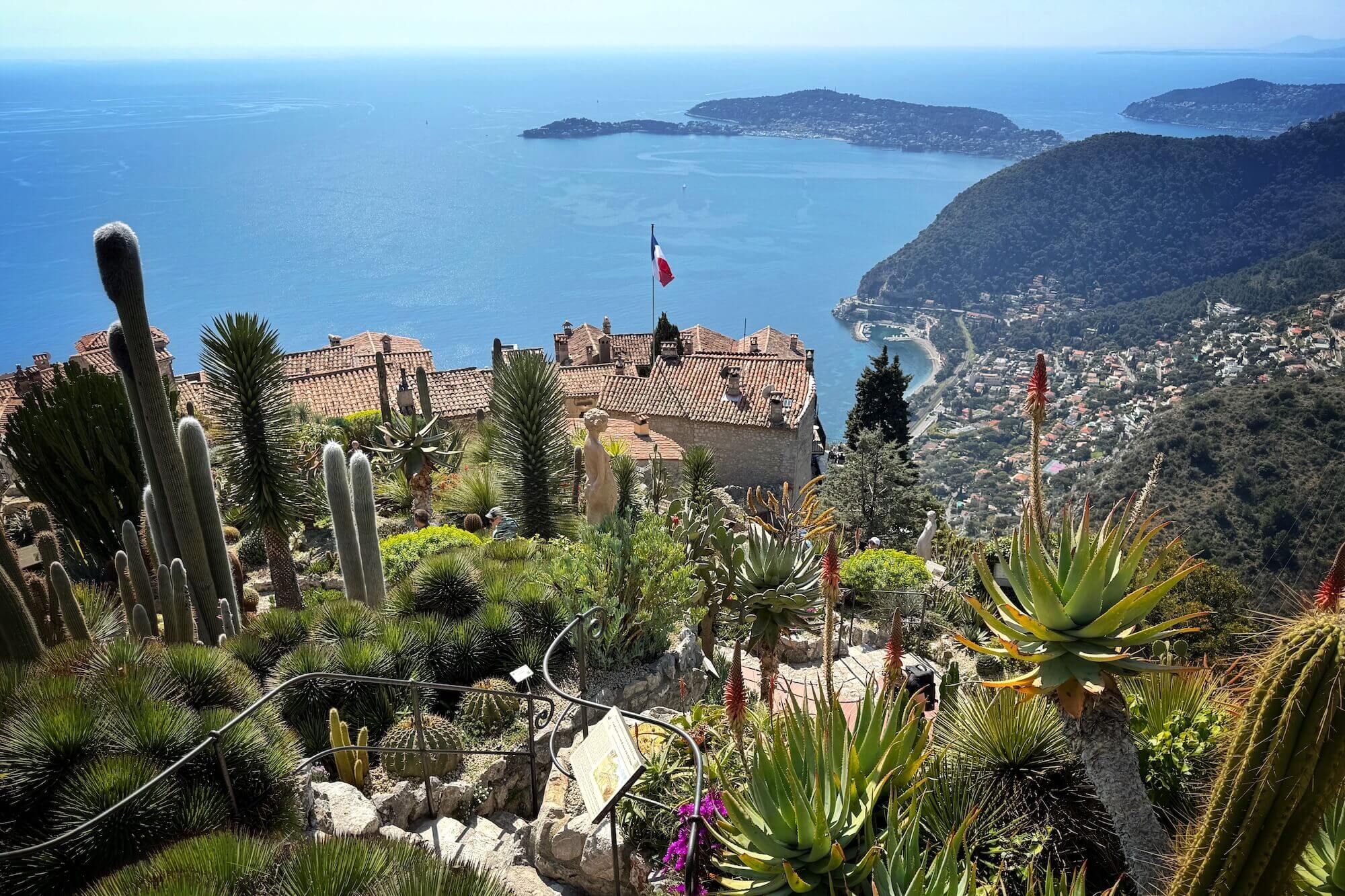 Über den Nietzsche-Wanderweg gelangt man zum Exotischen Garten von Èze. Von hier hat man eine spektakuläre Aussicht über die Côte d’Azur.