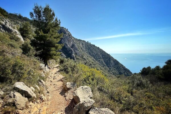 Für den Aufstieg vom Bahnhof Eze-sur-Mer bis zum Èze Village benötigt man etwas über eine Stunde. Auf dem etwa 2 Kilometer langen Chemin de Nietzsche überwindet man rund 400 Höhenmeter.