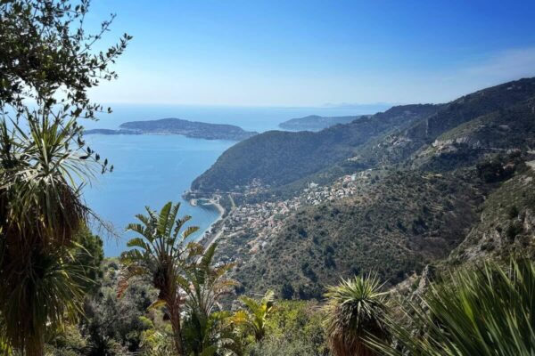 Der Aufstieg vom Ort Eze-sur-Mer in das historische Dorf Èze lohnt sich. Vom über 400 Meter hoch gelegenen Jardin Exotique d’Eze aus kann man bis zum Golf von Saint-Tropez blicken.